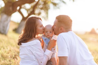 Mutlu aile zamanı çimenlerde