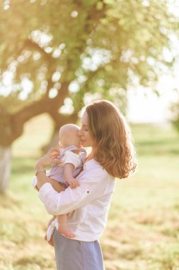 Mutlu aile zamanı çimenlerde