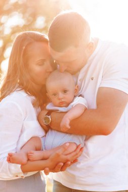 Mutlu aile zamanı çimenlerde