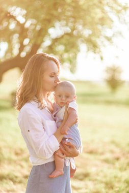 Mutlu aile zamanı çimenlerde