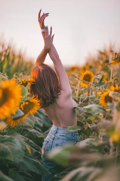 夏の花の女の子 — ストック写真