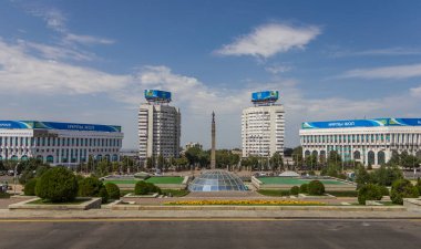 Almaty 'deki Cumhuriyet Meydanı, Kazakistan' ın bağımsızlığının anıtı.