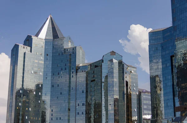 Gespiegelde Hoogbouw Stad Almaty Glazen Gebouw — Stockfoto