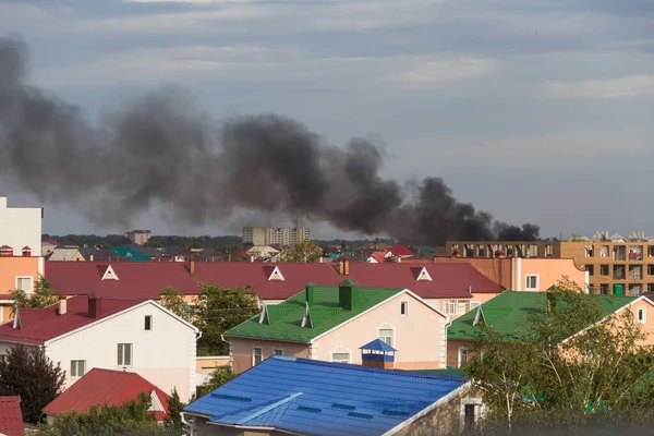 Feu Dans Ville Fumée Noire Quelque Part Loin Les Ordures — Photo