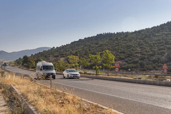 Türkiye, 29.08.2021: Türkiye 'de dağlar boyunca uzanan yol, dağları geçen otoyol, hız sınırı işareti 50, dağlar ve otoyol, yakınlardaki seyahat