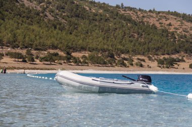 Türkiye, burdur, 29.08.2021: Türkiye 'de Salda Gölü, Türk Maldivleri, gölü açık, ilahi bir yer olan motorlu tekne