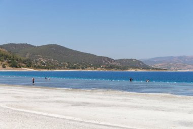 Türkiye, burdur, 29.08.2021: Türkiye 'de Salda Gölü, Türk Maldivleri, dağın eteğinde berrak suyla göl, ilahi yer