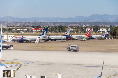 Türkiye, Antalya, 03.09.2021: Antalya uluslararası havaalanına park edilmiş uçaklar, SanExpress, Corendon, AnadoluJet yolcu uçakları