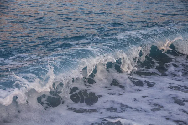 Blauwe Zee Golf Met Wit Schuim Aan Zee — Stockfoto