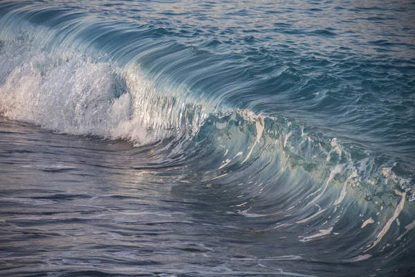 Prachtige Golven Bij Dageraad Oceaangolven Kustlijn Waterplons Getij Vochtige Lucht — Stockfoto