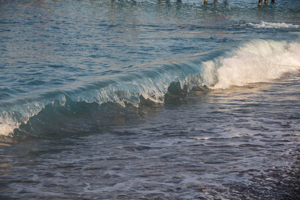 Prachtige Golven Bij Dageraad Oceaangolven Kustlijn Waterplons Getij Vochtige Lucht — Stockfoto
