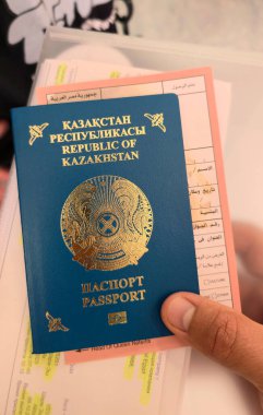 Sharm el-Sheikh, Mısır, 2.10.2025 Mısır 'a varır varmaz doldurulacak göçmen kartıyla bir Kazak pasaportu. Belgede silah ceketi ve 