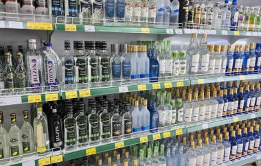 Uralsk, Kazakistan (Kazakistan), 19.10.2025 - çeşitli votka ve içki şişeleriyle dolu süpermarket rafları. Kazakistan 'da alkol.