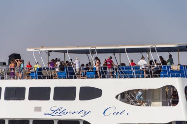 Mısır, 4.10.2025 - Liberty Cat gemisinin üst güvertesinde turistler denizde dinleniyor. Mısır 'da deniz gezileri.
