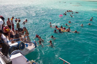 Mısır, 4.10.2025 - Turistler, Kızıl Deniz 'deki Ras Mohammed Ulusal Parkı' ndaki Beyaz Ada 'yı ziyaret ettikten sonra gezici bir yatla dönüyorlar. Mısırlı Maldivler 'e gezi. Kızıl Deniz 'in el değmemiş sularında bir tekne gezisi sırasında yüzmek..