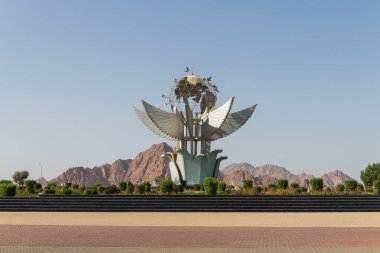 Mısır, 3.10.2025 - Sharm el-Şeyh 'teki Barış Anıtı. Bir küre ve kanatları gösteren modern bir heykel. Bir dağ zeminine ve mavi gökyüzüne karşı..