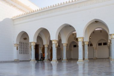 Mısır, 3.10.2025 - Sharm el-Sheikh 'teki El Salam Camii' nin avlusu. Zarif kemerler, mermer sütunlar ve İslami mimarinin elementleri ışık tonlarında.