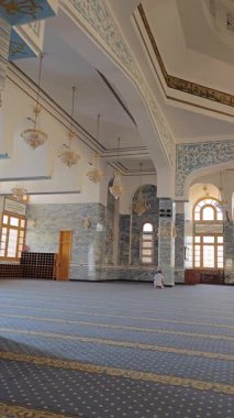 Mısır, 25.11.2025 - Cumhurbaşkanlığı Camii olarak da bilinen El Salam Camii 'nin içi. Altın avizeler, zarif desenler ve halıları olan geniş bir dua salonu. Cami, Cumhurbaşkanı Hüsnü Mübarek onuruna inşa edildi..