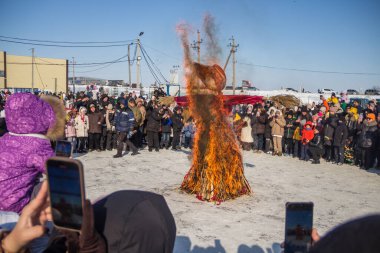 Uralsk (Oral), Kazakistan (Kazakistan), 22 Şubat 2026 - Bir halk festivali sırasında bir Maslenitsa heykelinin yakılması. Büyük bir kalabalık yanan kamış heykelini izliyor. Maslenitsa 'yı kutlamak.