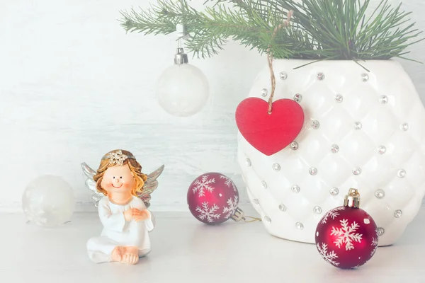 Vrolijke angel en kerstballen. — Stockfoto
