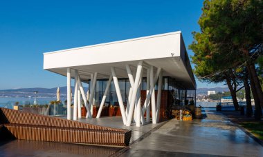 Güneşli bir günde deniz kenarında modern mimari