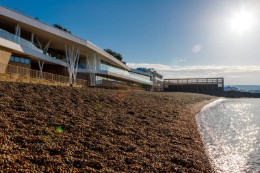 Güneşli bir günde deniz kenarında modern mimari