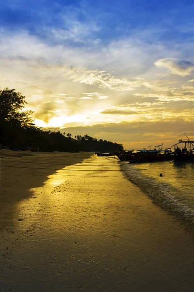 Beautiful landscape of sunrise on the beach — Stock Photo, Image