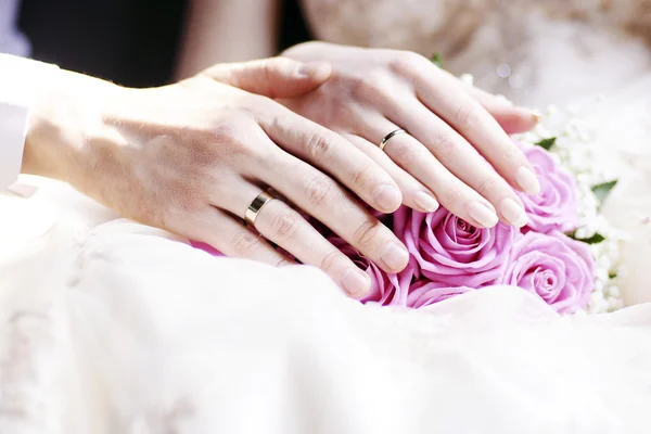Anéis de casamento e mãos — Fotografia de Stock