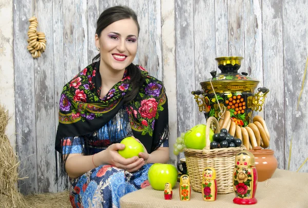 Brunette zit aan de Samowar met bagels — Stockfoto