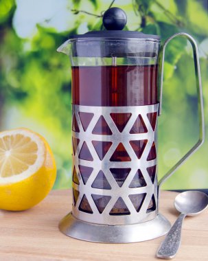 Bir cam çaydanlık siyah çay 