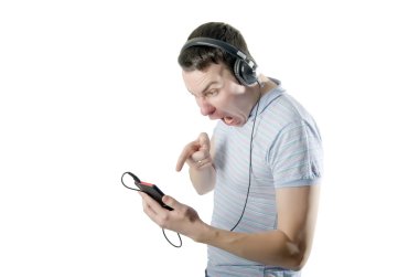 Kızgın genç adam beyaz bir arka plan üzerinde seyir için telefon kulaklık ile