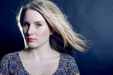 Güzel sarışın mavi gözlü ciddi görünümlü bir karanlık