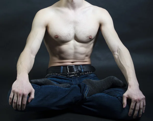 Deportes inflado cuerpo de un hombre blanco en un negro — Foto de Stock