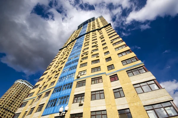 Meerdere verdiepingen nieuwe huis in een residentieel complex Amber stad Stockafbeelding