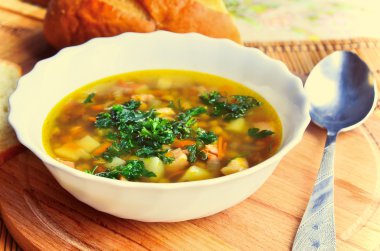 mercimek çorbası domuz pastırması otlar ile