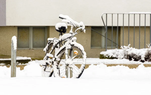 Snö och cykel — Stockfoto