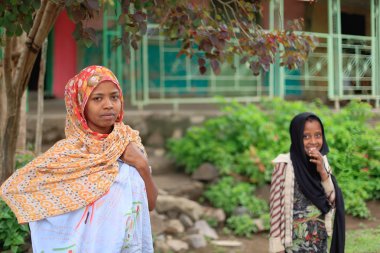 Khat pazarında yerel genç kızlar. Degan kasabası-Etiyopya. 0114