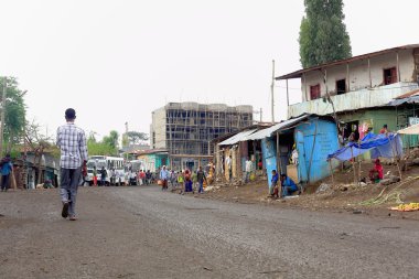 Yerliler ana yolun yanındaki pazarda dolaşıyorlar. Gerba-Etiyopya. 0119