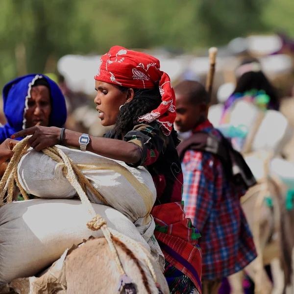 Frau beim Verladen von Säcken auf Dromedar. senbete-äthiopien. 0068 — Stockfoto
