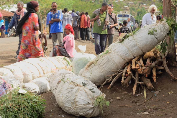 Paquetes de hojas de khat-la población local y el mercado. Pueblo vegano-Etiopía. 0104 — Foto de Stock