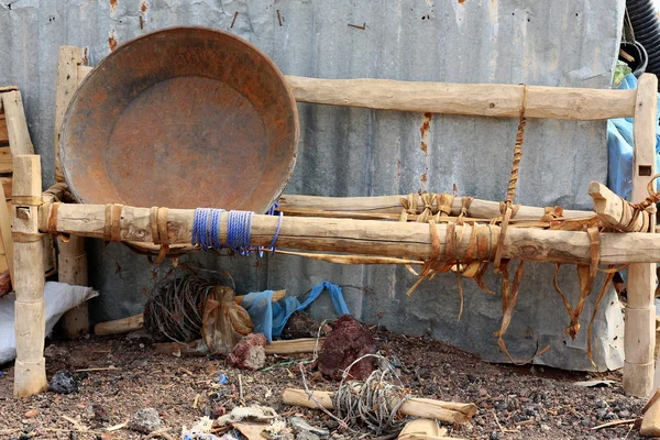 Big rusty pan on rustic wood-leather straps coach. Afrera-Ethiopia. 0173 — Stock Photo, Image