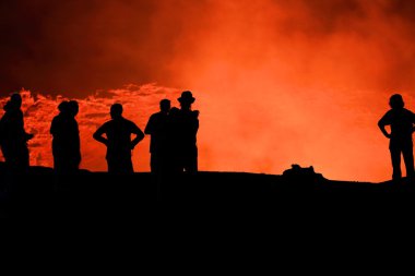 Turist siluetleri yanan lav gölü. Erta Ale yanardağı-Danakil-Etiyopya. 0227