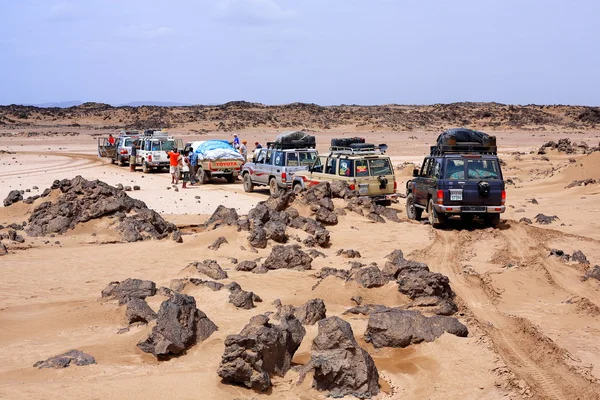 Caravana de coches 4wd perdidos en el desierto. Danakil-Etiopía. 0183 — Foto de Stock