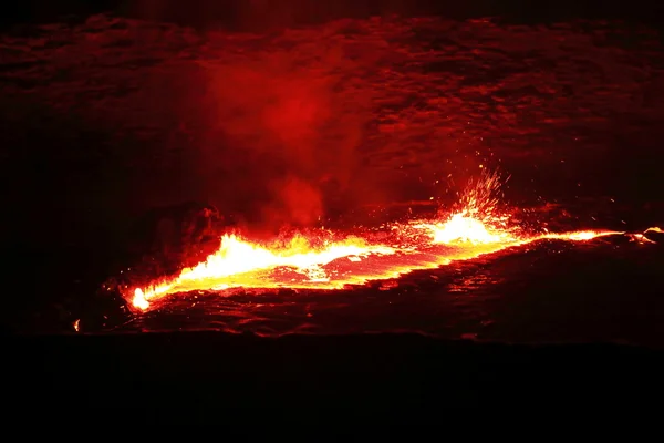 Un lago di lava in fiamme. Vulcano Erta Ale-Danakil-Etiopia. 0203 — Foto Stock