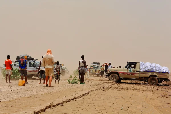 Caravan van 4wd auto's-problemen overschrijding van de overstroomde woestijn. Danakil-Ethiopië. 0252 — Stockfoto