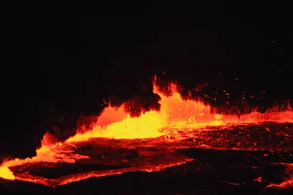 Горящее лавовое озеро вулкана Эрта-Але-Данакиль-Эфиопия. 28. — стоковое фото