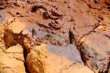 Toprak-Dallol dağı tuz düzlükleri üzerinde 50-60 ms yükseliyor. Danakil-Etiyopya. 0308