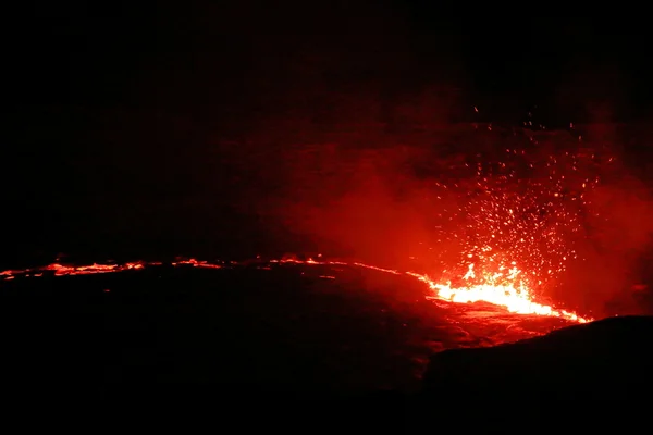 Горящее лавовое озеро вулкана Эрта-Але-Данакиль-Эфиопия. Одиннадцать — стоковое фото
