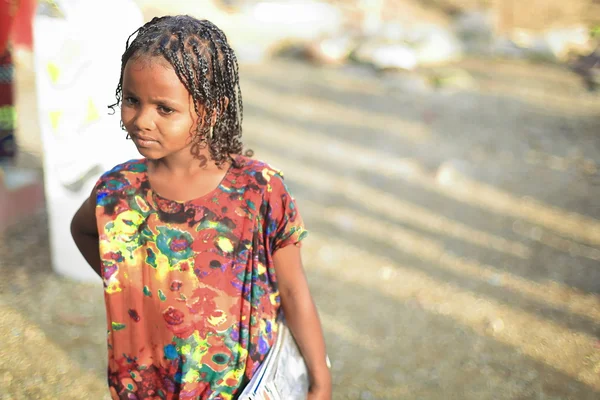 Skolflicka väntar på skolgården. Berahile-Etiopien. 0376 — Stockfoto