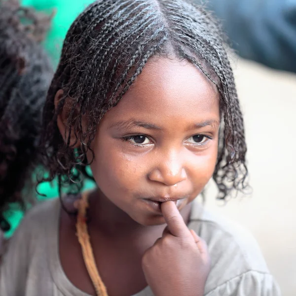 在校园里等候的小女学生。贝拉希莱-埃塞俄比亚。0383 — 图库照片